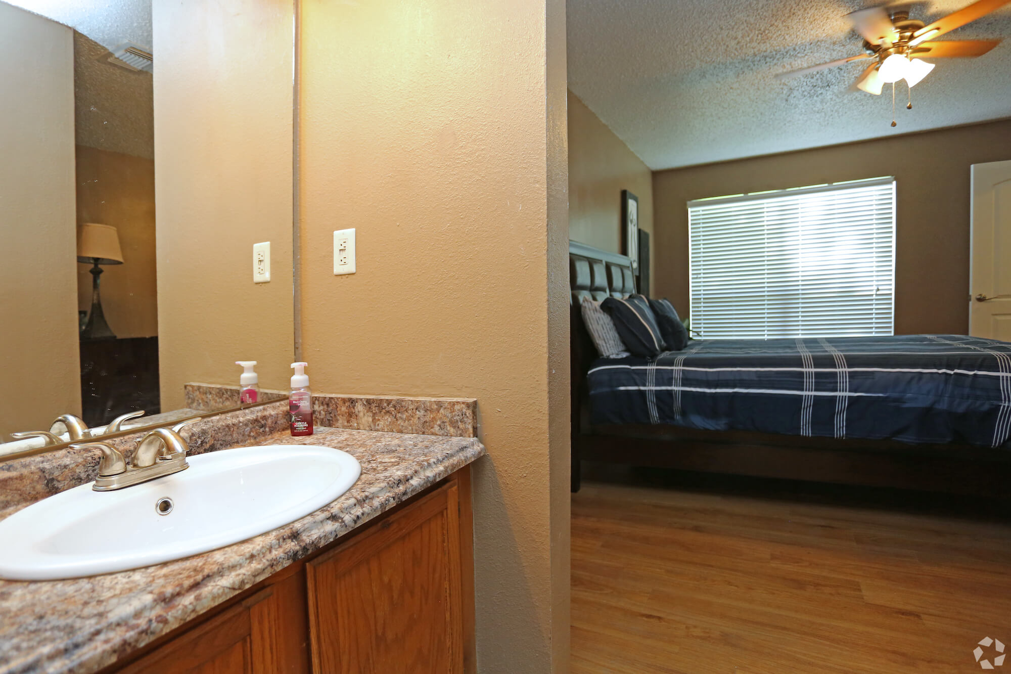 Arbors of Boerne Apartments bedroom with bathroom.