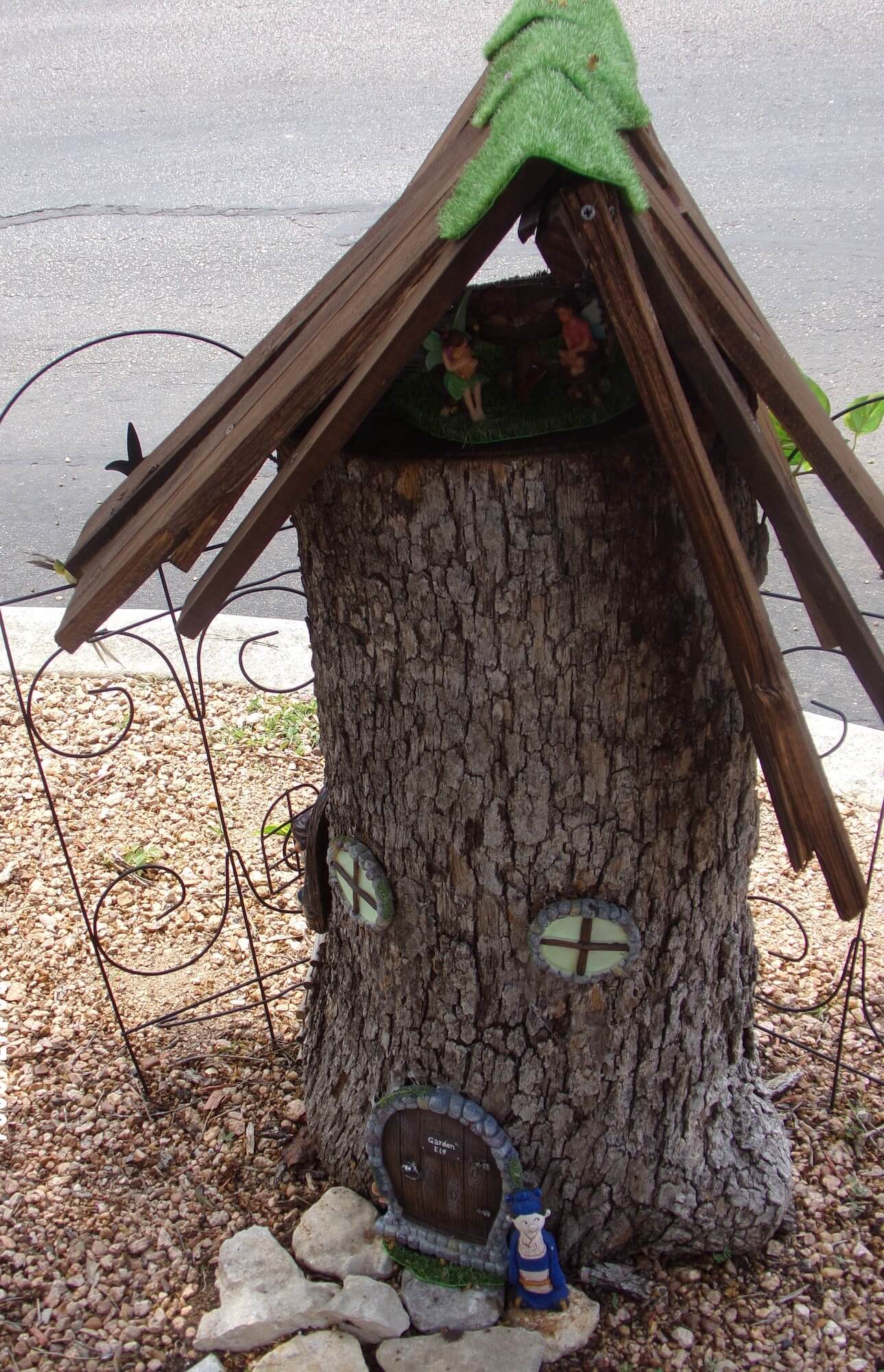 Arbors of Boerne Apartments fairy garden built into a tree.