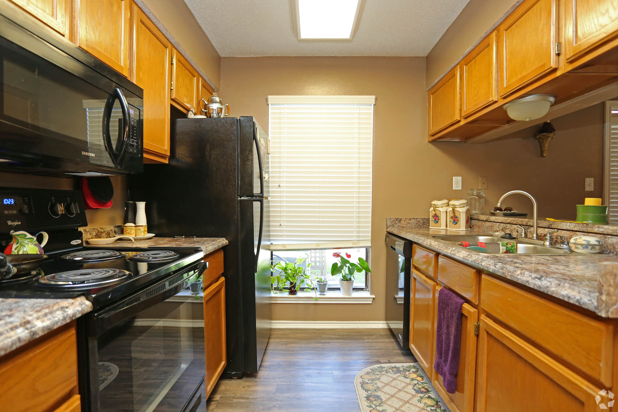 Arbors of Boerne Apartments kitchen with black appliances.